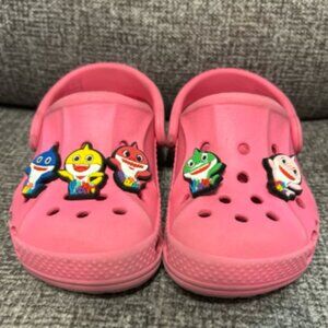 Crocs Pink Baya Clog Size C7 Childrens Size 7 Girls Boys w/ Baby Shark Charms